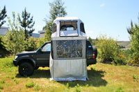 James Baroud Stoff Klappzelt weiß offen montiert auf einem Offroad-Fahrzeug. Mit aufgebauten Seitenwänden.