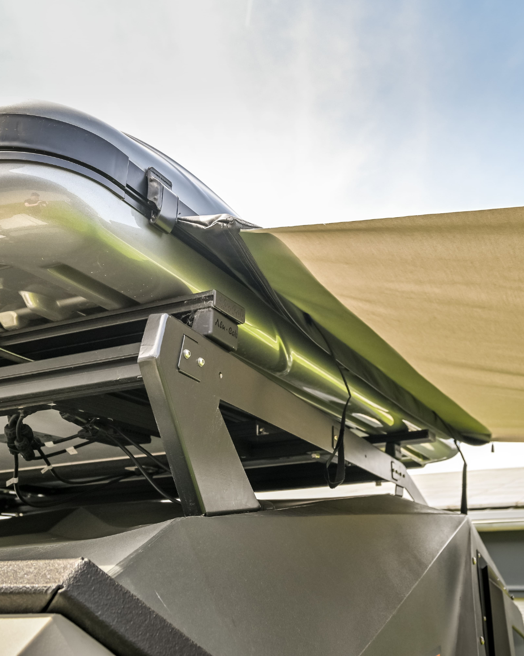 Markise für das Odyssey ABS Hartschalenzelt. Montiert am Dachzelt. Augezogen.