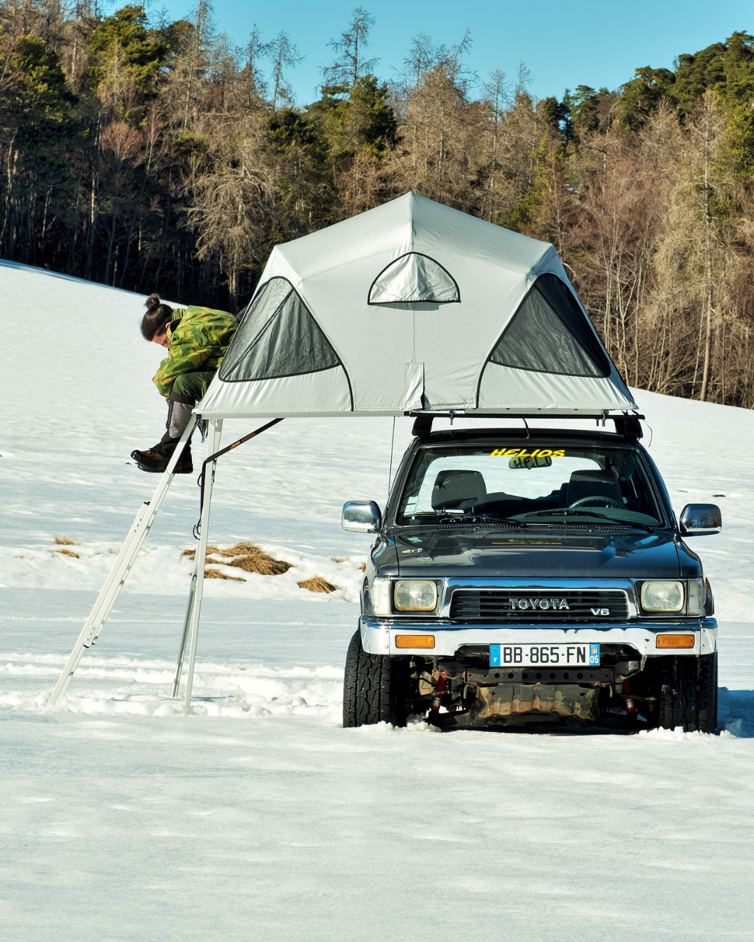 James Baroud Stoff Klappzelt Vision montiert auf Fahrzeug. Aufgebaut mit Leiter Zustieg.