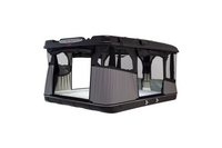 James Baroud Hartschalen-Dachzelt Explorer schwarz Produktfoto. Aufgebaut. Von der Seite. Fenster und Einstieg geöffnet.