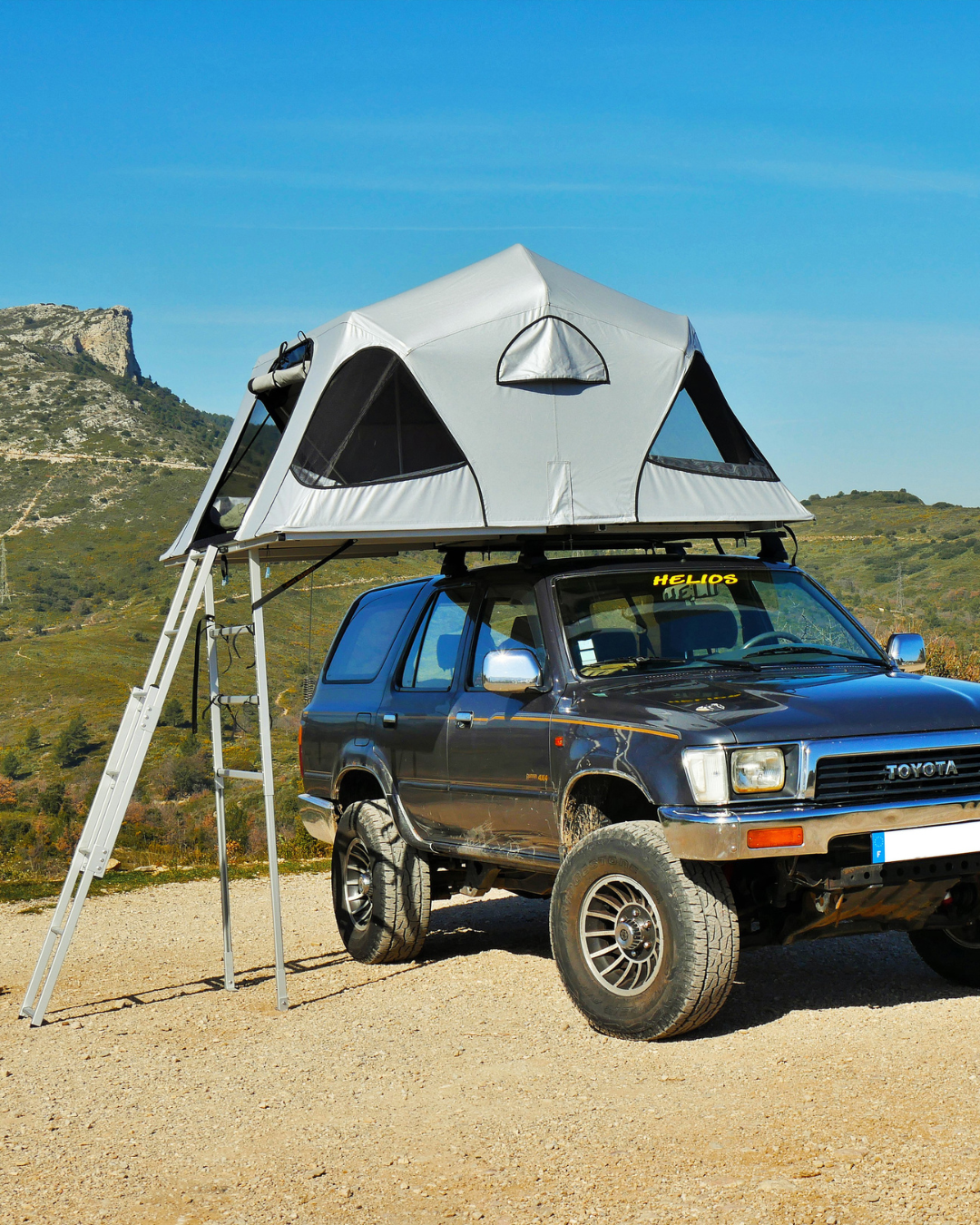 James Baroud Stoff-Dachzelt Vision auf einem Offroad-Fahrzeug. Aufgebaut und mit Leiter zugänglich.