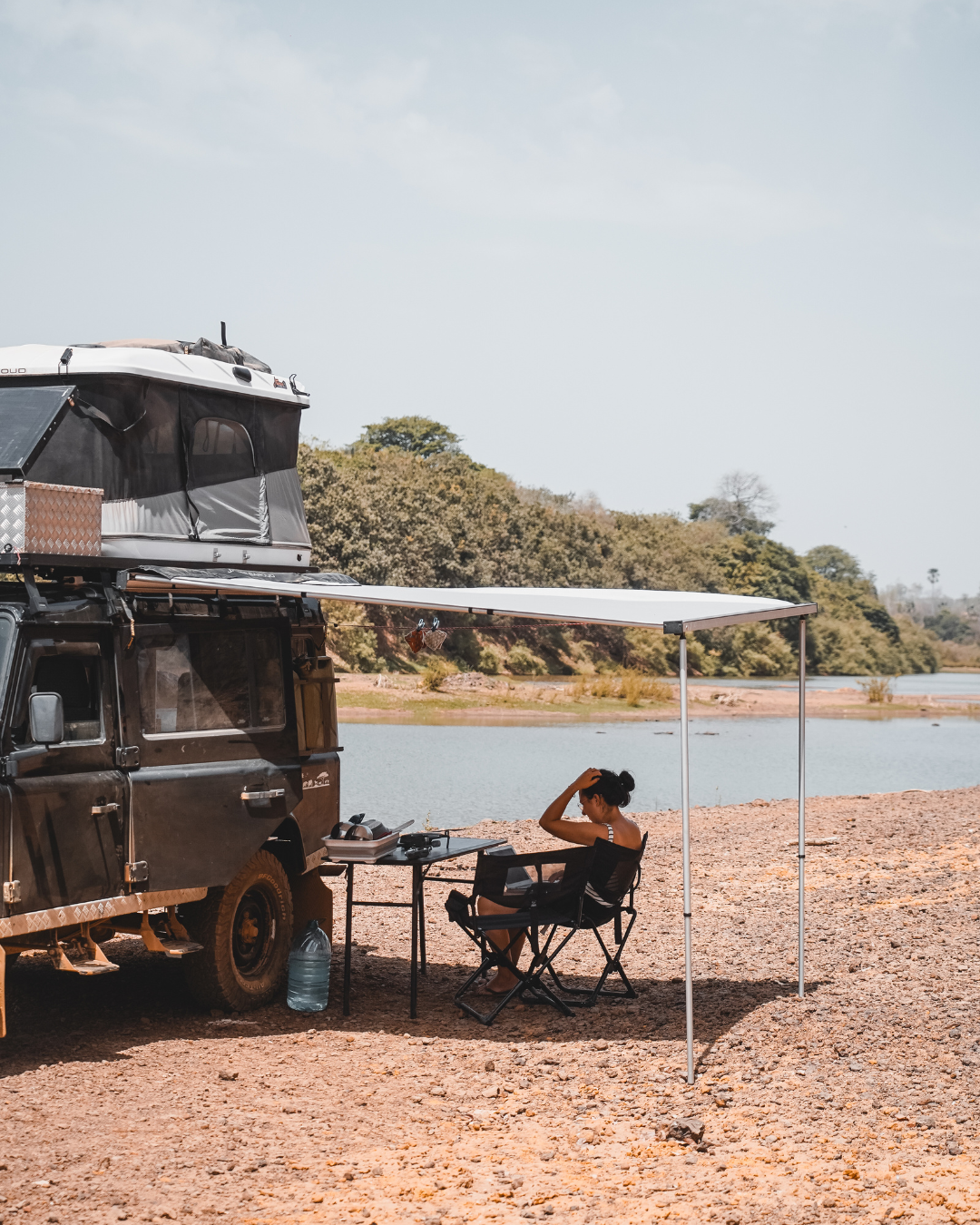 James Baroud Seitenmarkise. Aufgebaut mit Stangen befestigt.