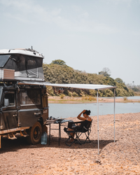 James Baroud Seitenmarkise. Aufgebaut mit Stangen befestigt.