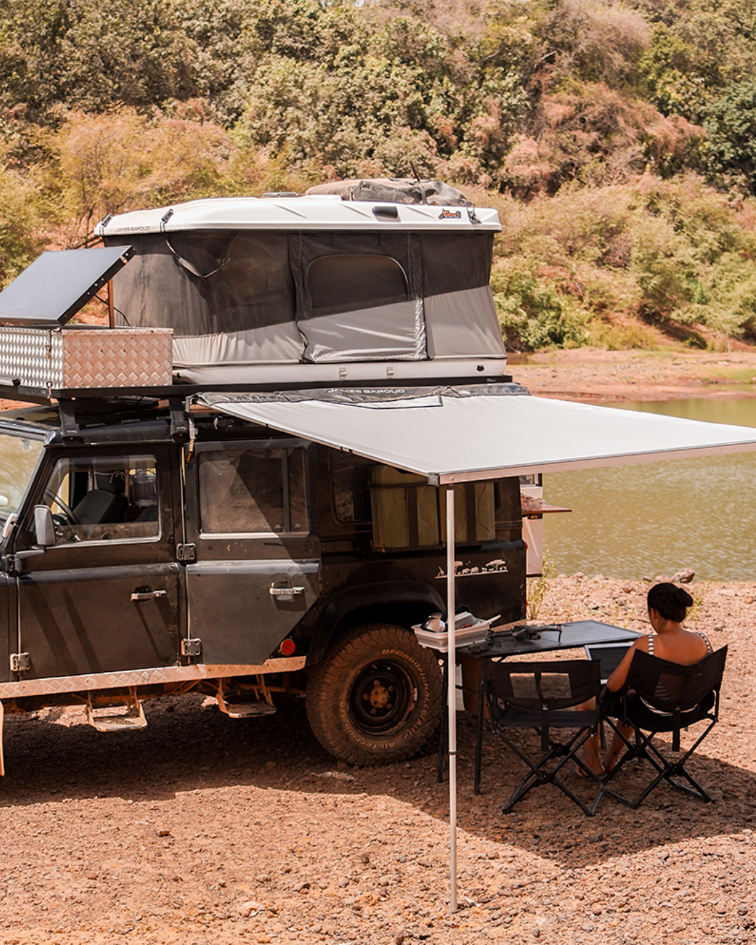 James Baroud Seitenmarkise. Aufgebaut mit Stangen.