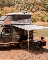 James Baroud Seitenmarkise. Aufgebaut mit Stangen.