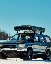 James Baroud Stoff Klappzelt Vision montiert auf Fahrzeug. Dachzelt Abgebaut. Auto während der Fahrt.