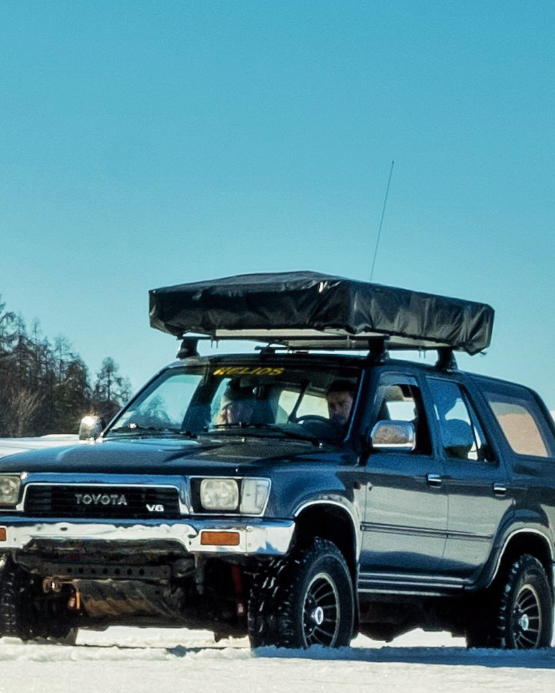 James Baroud Stoff Klappzelt Vision montiert auf Fahrzeug. Dachzelt Abgebaut. Auto während der Fahrt.