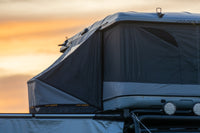 Tunnel für James Baroud Dachzelt für einen trockenen Einstieg in das Dachzelt.