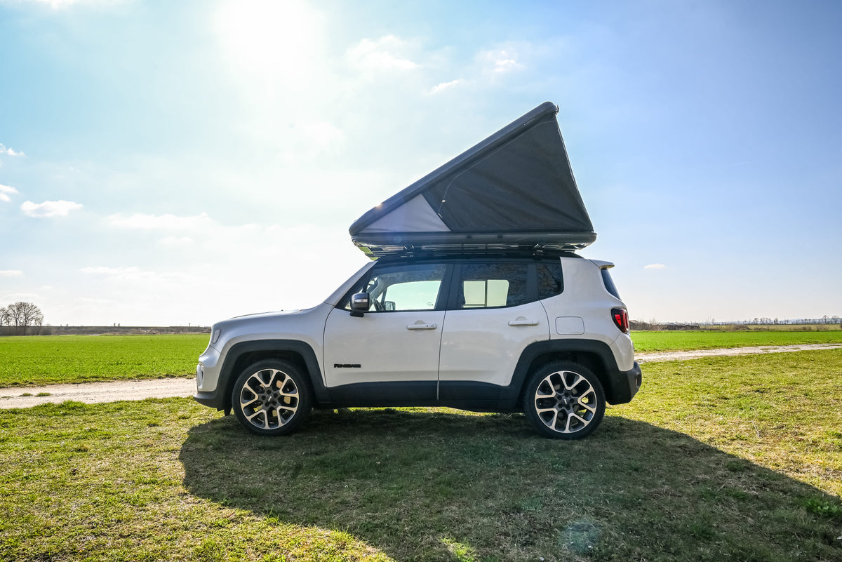 James Baroud Hartschalen-Dachzelt  montiert auf einem Fahrzeug.