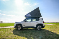 James Baroud Hartschalen-Dachzelt  montiert auf einem Fahrzeug.