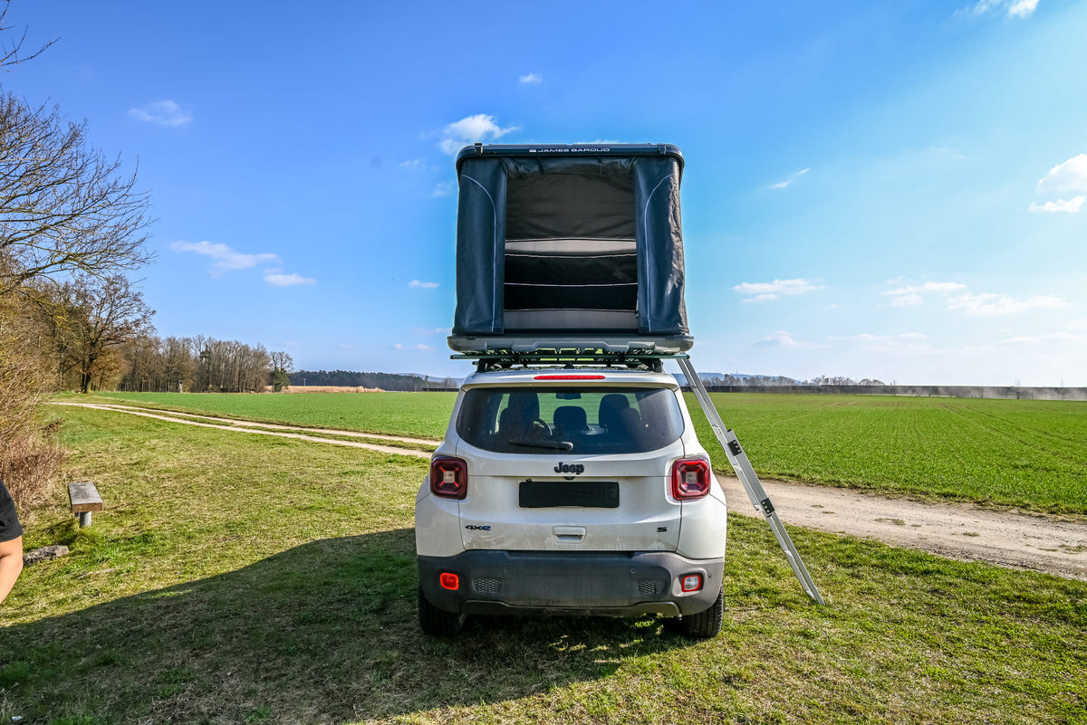 James Baroud Hartschalen-Dachzelt  montiert auf einem Fahrzeug. mit ausgefahrener Leiter