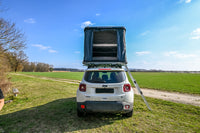James Baroud Hartschalen-Dachzelt  montiert auf einem Fahrzeug. mit ausgefahrener Leiter