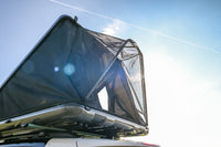 Detailbild vom Regenschutz beim Einstieg in das Dachzelt.