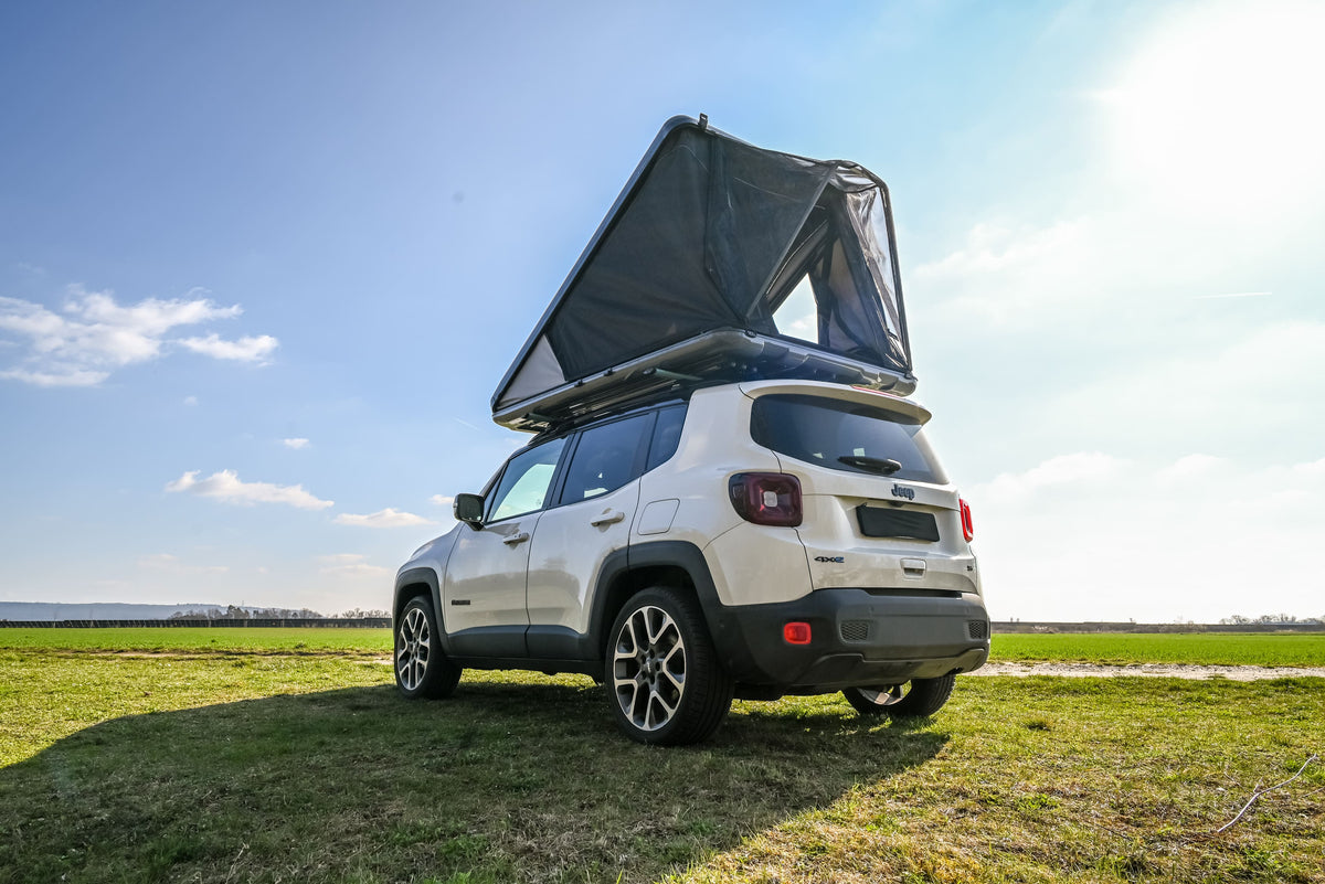 James Baroud Hartschalen-Dachzelt  montiert auf einem Fahrzeug.