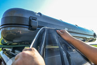 Regenschutz wird in die Kederschiene eingeführt am James Baroud Dachzelt