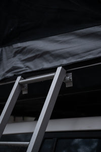 Detailbild. der Leiterhalterung am Dachzelt.