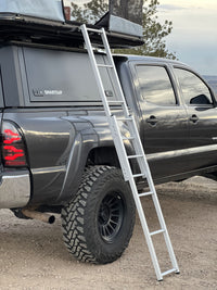 Aufgebaute Aluminium Leiter am Dachzelt