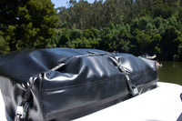 Detailbild der Befestigung des Gepäcks auf dem James Baroud Hartschalen-Dachzelt Grand Raid weiß. Gefestigt mit Spanngurten.