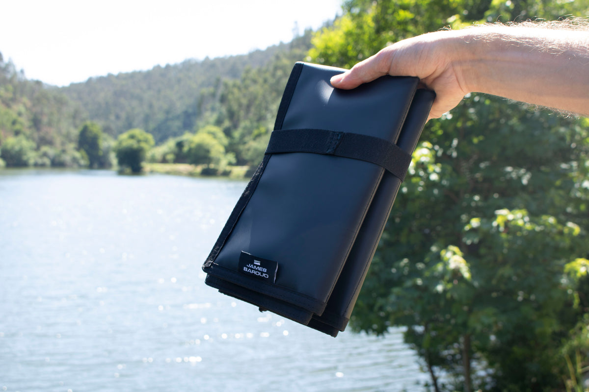 James Baroud Schuhtasche gefaltet und zusammgepackt zum Verstauen.