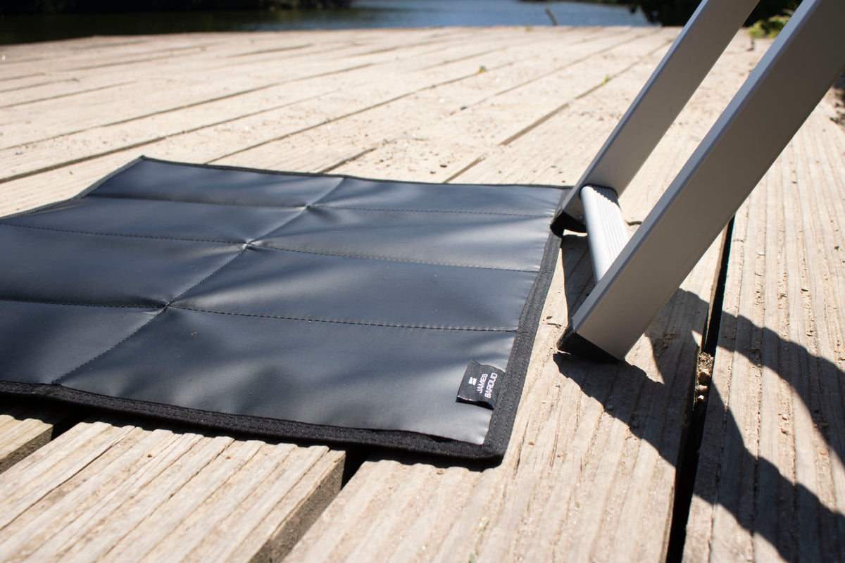 James Baroud Fußmatte an der Leiter liegen.