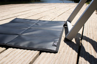 James Baroud Fußmatte an der Leiter liegen.