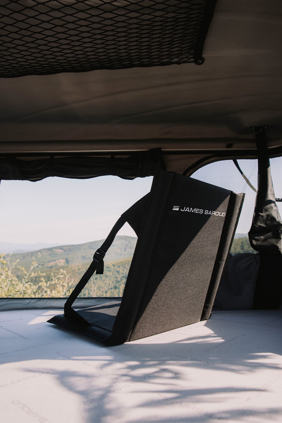 Im inneren eines James Baroud Hartschalen-Dachzelt. Detailbild eines Stuhls. Klappbar und leicht verstaubar.