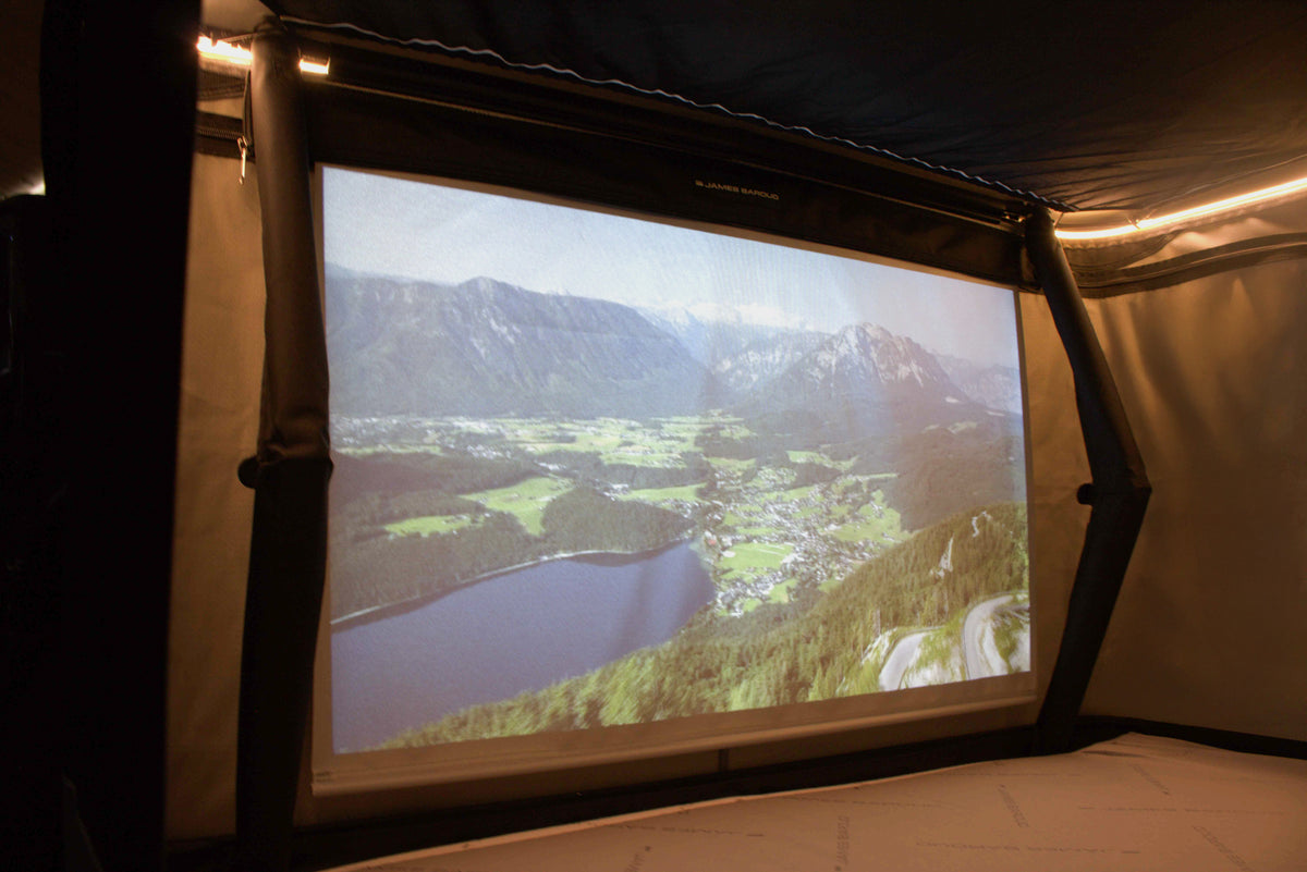 Filmleinwand im James Baroud Odessy Hartschalendachelt