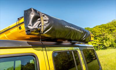 James Baroud Duschkabine am Dachzelt befestigt. Wird gerade aufgeroolt und zusammengebaut. Kleines Packmaß. Tasche und Befestigung hängt am Dachzelt,