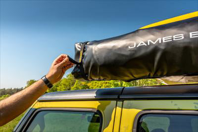 James Baroud Duschkabine am Dachzelt befestigt. Wird gerade aufgerollt und eingepackt. Kleines Packmaß.