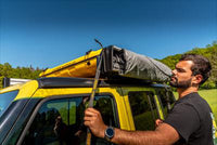 James Baroud Duschkabine am Dachzelt befestigt. Wird gerade aufgerollt und aufgebaut. Kleines Packmaß.