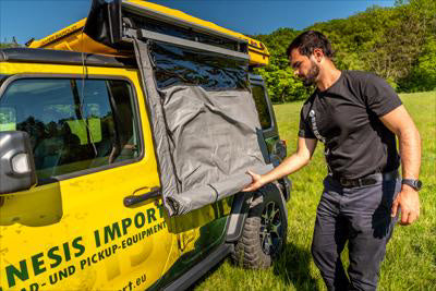 James Baroud Duschkabine am Dachzelt befestigt. Wird gerade aufgerollt und aufgebaut. Kleines Packmaß.