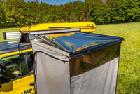 James Baroud Duschkabine am Dachzelt befestigt und aufgebaut.
Universelle Befestigung und Wasserdicht. Mit Dach.