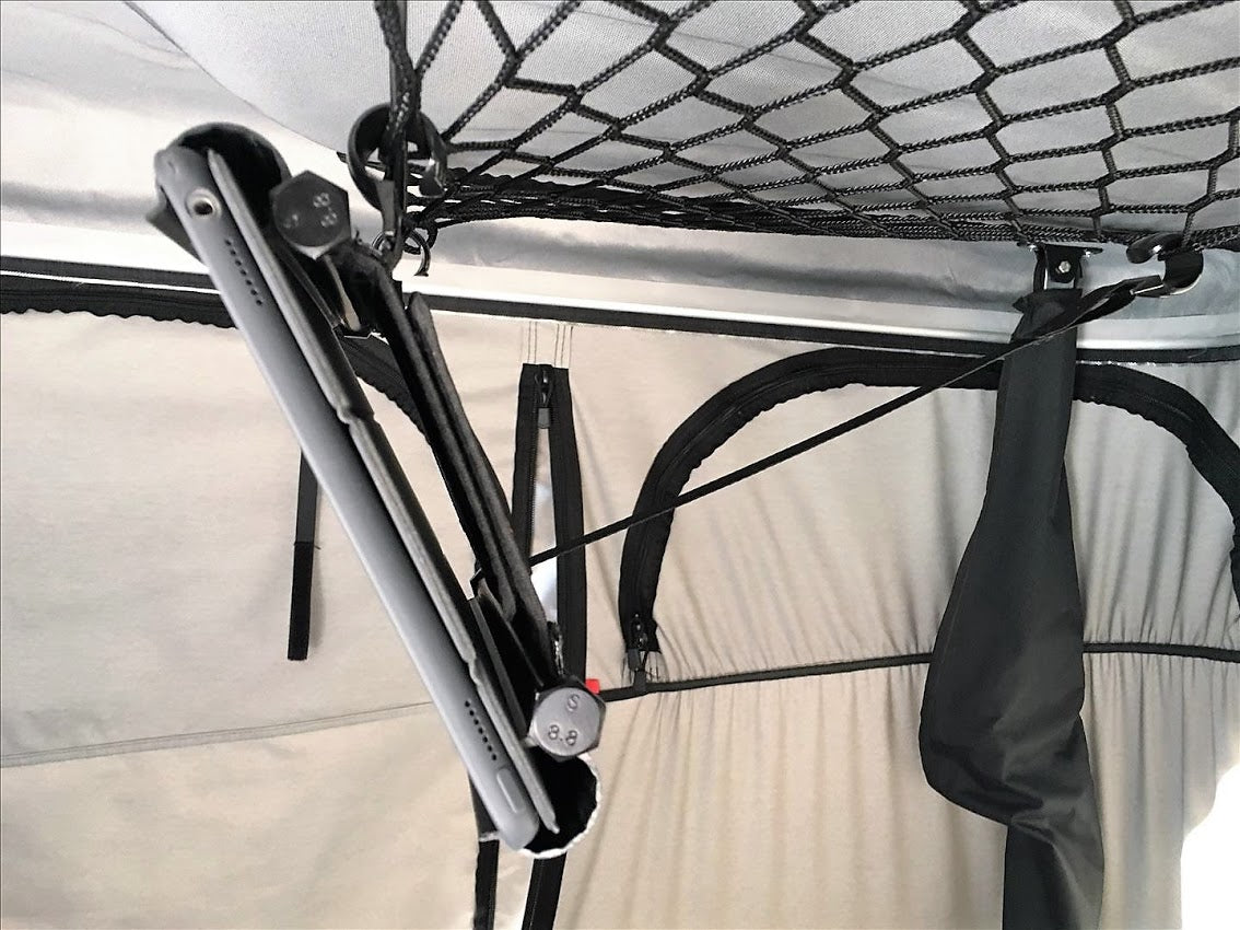 Detailbilder der Tablethalterung im James Baroud Dachzelt. Hängend an dem Netz von der Decke.