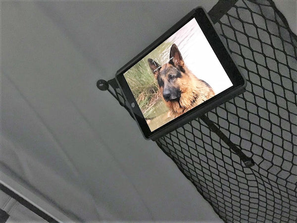 Detailbilder der Tablethalterung im James Baroud Dachzelt. Hängend an dem Netz von der Decke.