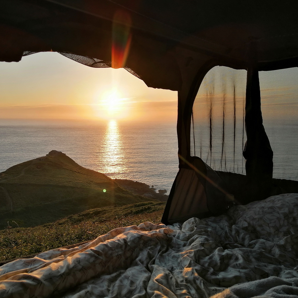 James Baroud Hartschalen-Dachzelt  Evasion von Innen mit Blick aus dem Fenster.