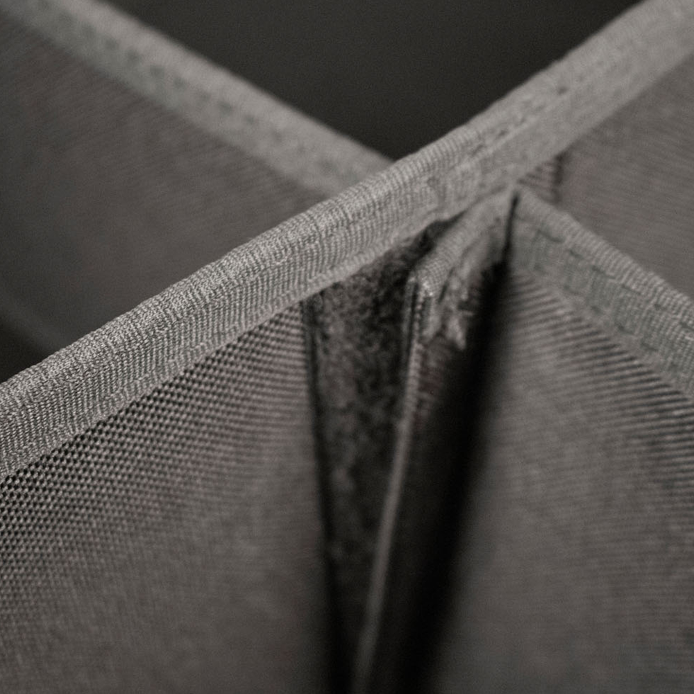 Detail der James Baroud Aufbewahrungsbox Trennwönde. Fächer mit Kletttverschluss ausgestattet.