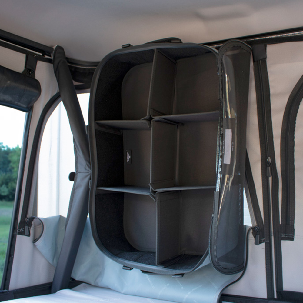 James Baroud Aufbewahrungsbox in er Größe 24L und 36L. mit einzelnen Fächern und Transparentem Deckel.  Montiert an der Innenwand des Dachzeltes. Hängend als Schrank.