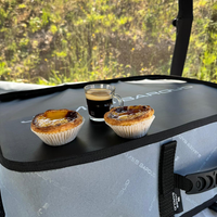 James Baroud Aufbewahrungsbox als Tisch zum Essen im Dachzelt benutzt.