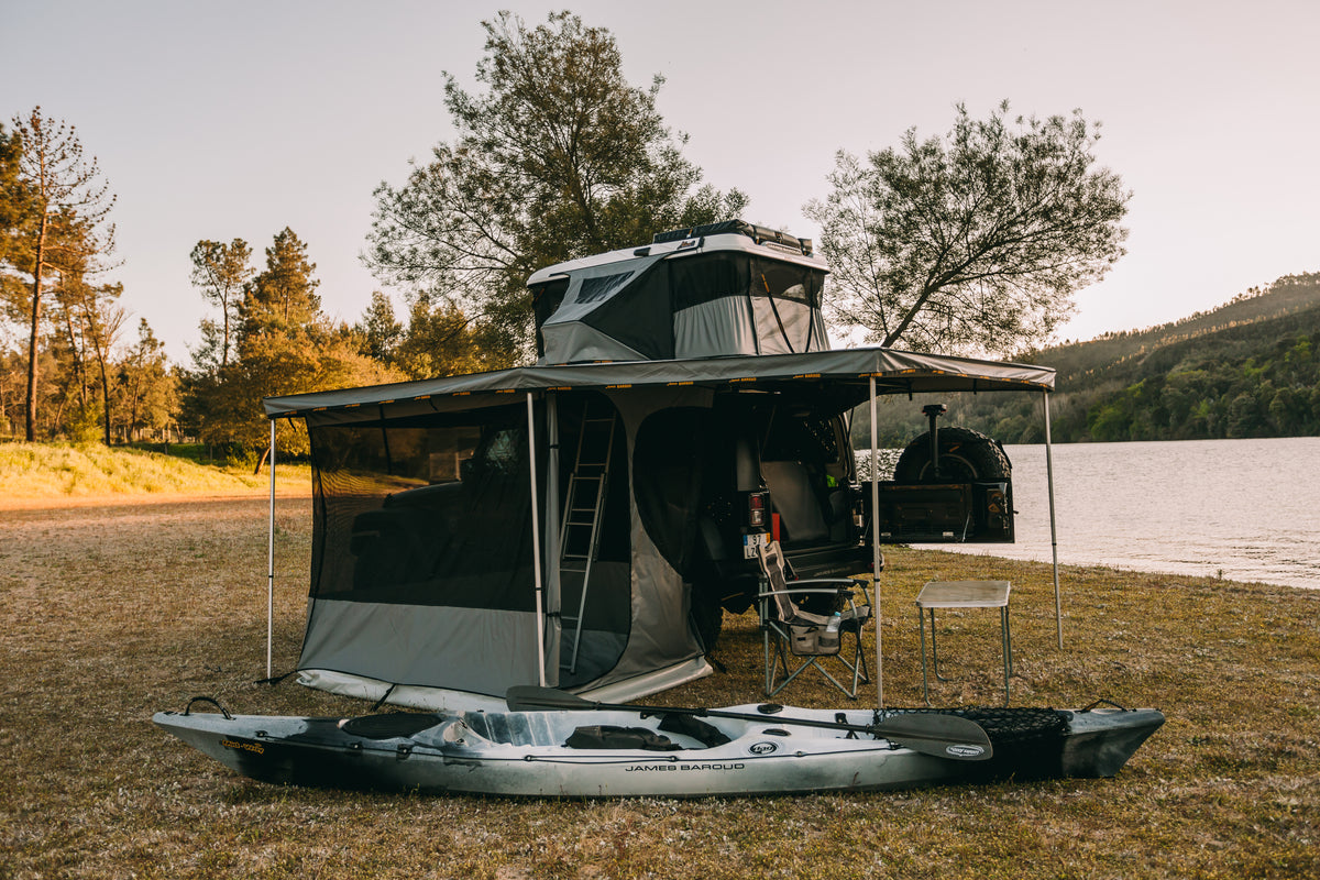 Aufgebaute  Falcon 270° Markise mit Seitenwänden und geöffnetem Fenstern an einem Offroad-Fahrzeug. Aufgebautes Camping Setup.