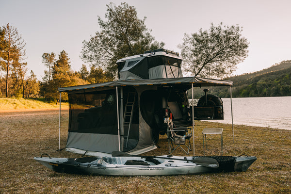 Aufgebaute  Falcon 270° Markise mit Seitenwänden und geöffnetem Fenstern an einem Offroad-Fahrzeug. Aufgebautes Camping Setup.