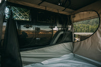 Aus dem Inneren der Falcon 270° Markise mit Blick auf die Verbindung zum Auto und dem Ausblick durch die Seitenwänden.