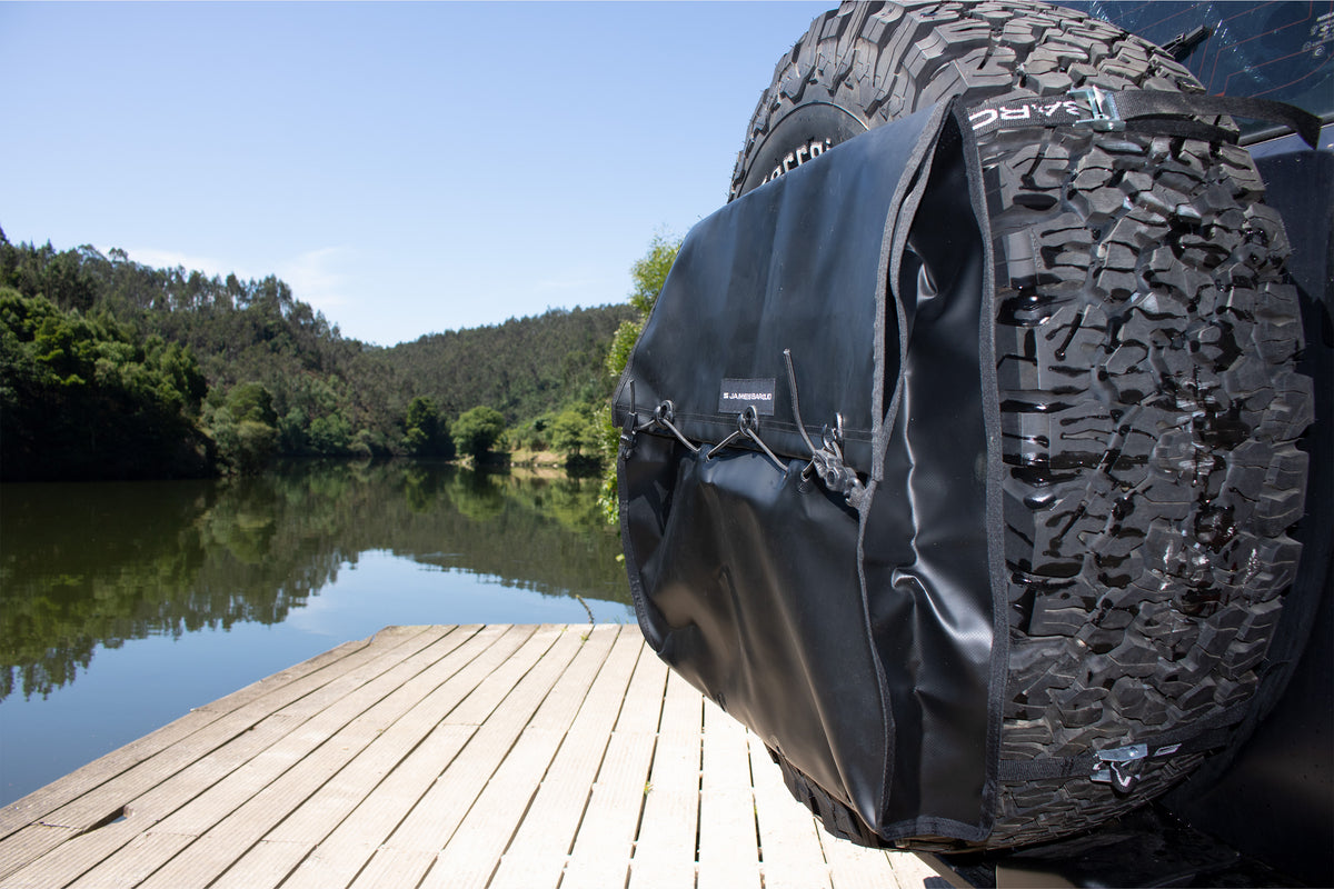 Detailbild der James Baroud Eco Tasche zum Aufbewahren von Abfällen. Hacken an der Tasche um diese mit einem Gummi sicher zu verschließen.
