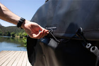 Detailbild der James Baroud Eco Tasche zum Aufbewahren von Abfällen. Hacken an der Tasche um diese mit einem Gummi sicher zu verschließen.