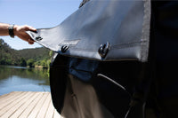 Detailbild der James Baroud Eco Tasche zum Aufbewahren von Abfällen. Hacken an der Tasche um diese mit einem Gummi sicher zu verschließen.