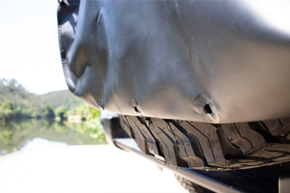 Detailbild der James Baroud Eco Tasche zum Aufbewahren von Abfällen. Untere Löcher.